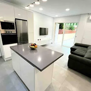 precioso-apartamento-con-piscina-a-50m-de-la-playa.tenerifehoteles.net/